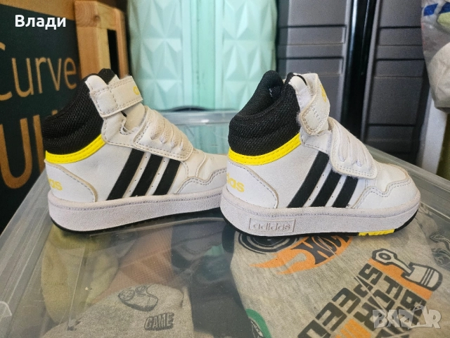 детски високи adidas маратонки 22 номер