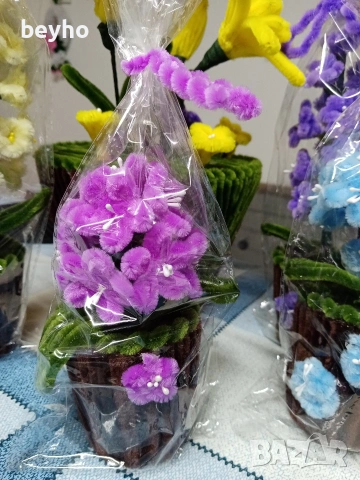 ръчно изработени  цветя от кадифени конци , снимка 10 - Изкуствени цветя - 53430776