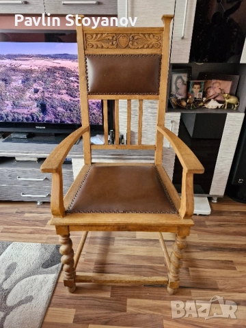 Голям старинен стол кресло с дърворезба 