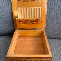 Българска дървена пирографирана етно кутия за цигари-3, снимка 3 - Антикварни и старинни предмети - 43996259