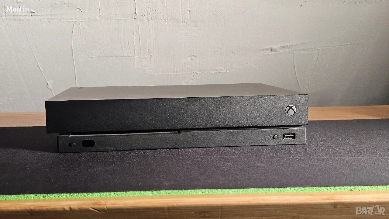 Xbox One X 1 TB + 2 контролера + 7 игри, снимка 1
