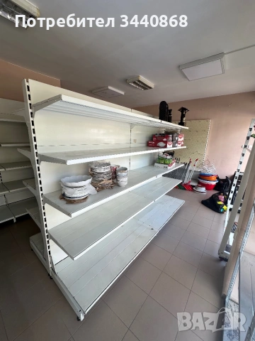 Островен стелаж