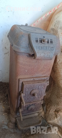 Старинна печка за отопление на твърдо гориво 