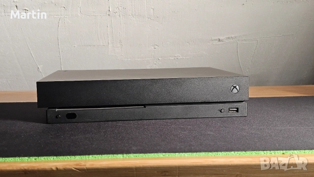 Xbox One X 1 TB + 2 контролера + 7 игри