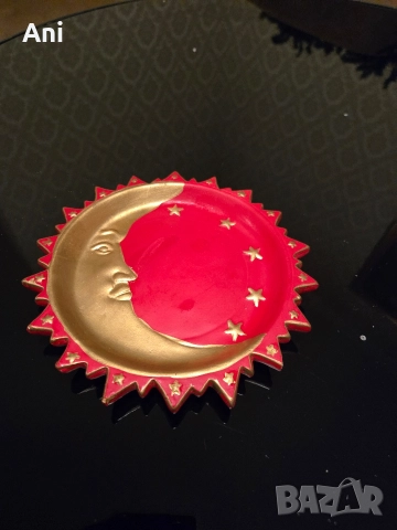 Празнична червена чиния