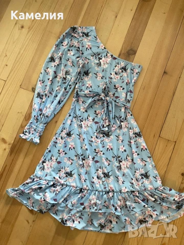 Рокля на цветя с един ръкав