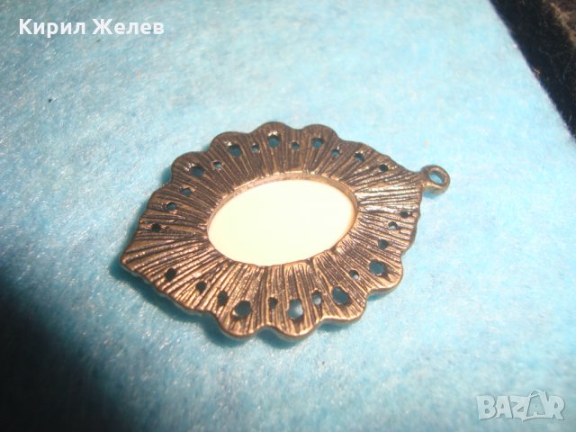 СТАР ОРНАМЕНТИРАН БРОНЗОВ БЕЛ ЕПОК СТИЛ ФЛОРАЛЕН МЕДАЛЬОН АРТ ПЕНДАНТ с ЕМАЙЛ-ЛАК УКРАСА 56781, снимка 4 - Антикварни и старинни предмети - 35596769