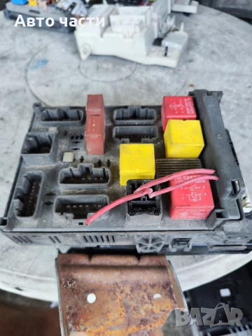 Кутия с предпазители за Renault Espace 3.0 dCi V6 24V Grand Espace 8200301376, снимка 2 - Части - 50782318