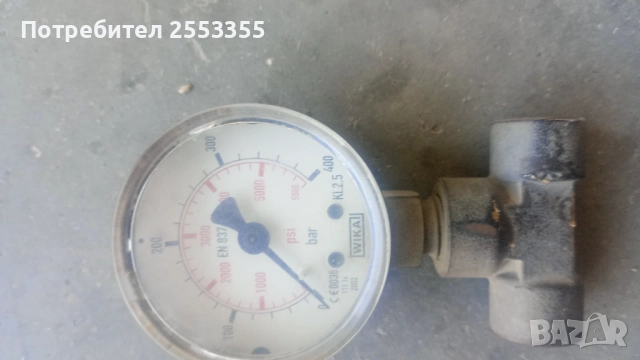 Манометър за налягане с тройник