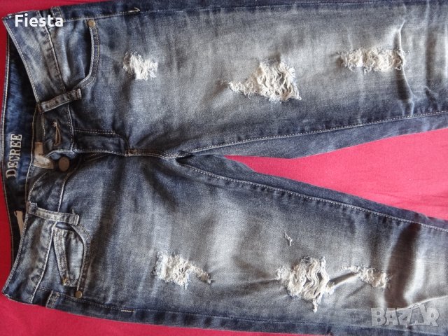 Дънки с декоративни скъсвания