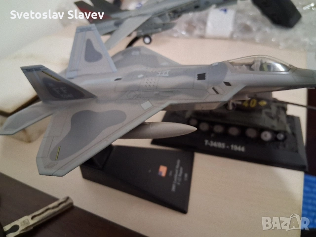 Умалени модели на самолети и танкове.