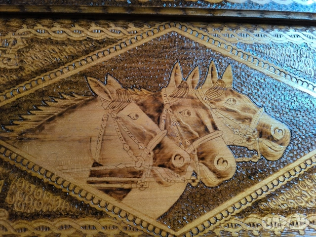 старинен дървен поднос с коне пирографиран, снимка 2 - Антикварни и старинни предмети - 53324619