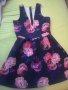 Красива рокля с дълбоко деколте с розови и лилави цветя