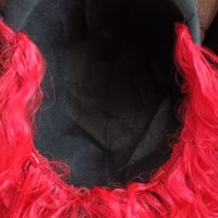 Черна шапка с огнено червена дълга перука , снимка 2 - Аксесоари за коса - 37412911