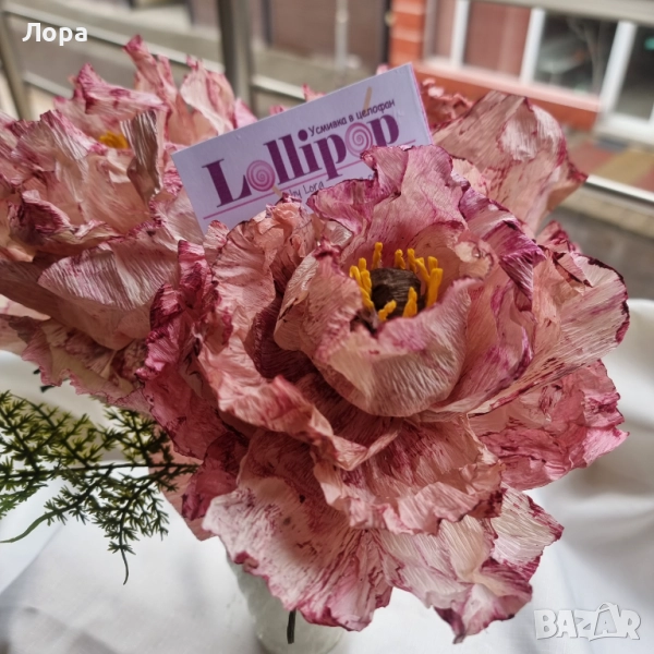 Изкуствени рози в стъклена ваза, снимка 1