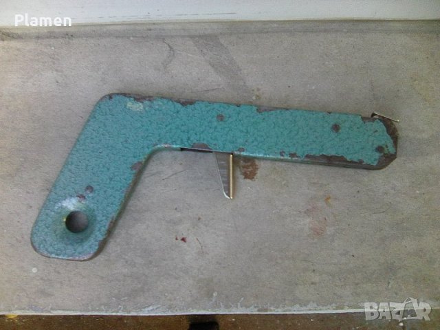 Старо метално пистолетче работи с лента от книжни капси