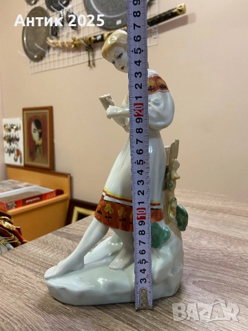 Порцеланова статуетка на момиче „Гадаене на маргаритка“, снимка 7 - Антикварни и старинни предмети - 51942563