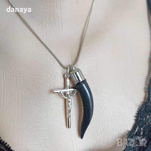 3292 Късо колие с висулка кръст и черен зъб, снимка 2 - Колиета, медальони, синджири - 40827409