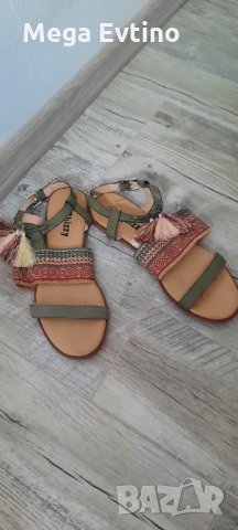 Нови дамски сандали с пискюли 38 номер , снимка 1 - Сандали - 33426986