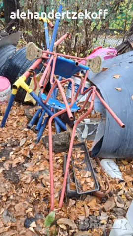 Детска метална люлка на части.