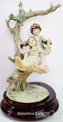 Голяма фигура Capodimonte подписана B. Merli. 