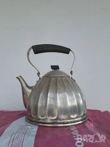 Стар метален чайник