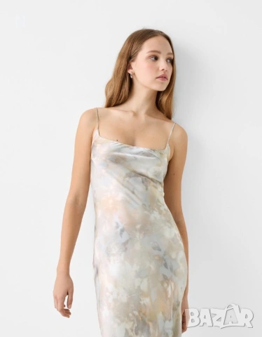 Нова сатенена рокля на Bershka