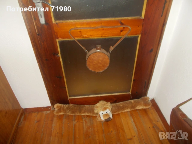 Облечена в кожа манерка