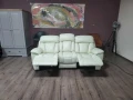 Светло кремав кожен диван тройка с електрически релаксиращ механизъм, снимка 2